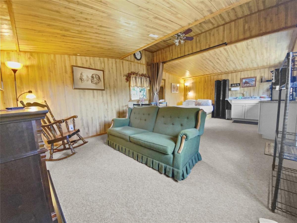 Nice And Knotty Cabin Hatch Exterior photo